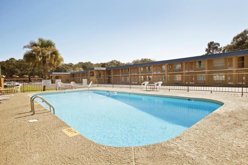 Super 8 By Wyndham Port Royal/Beaufort Exterior photo